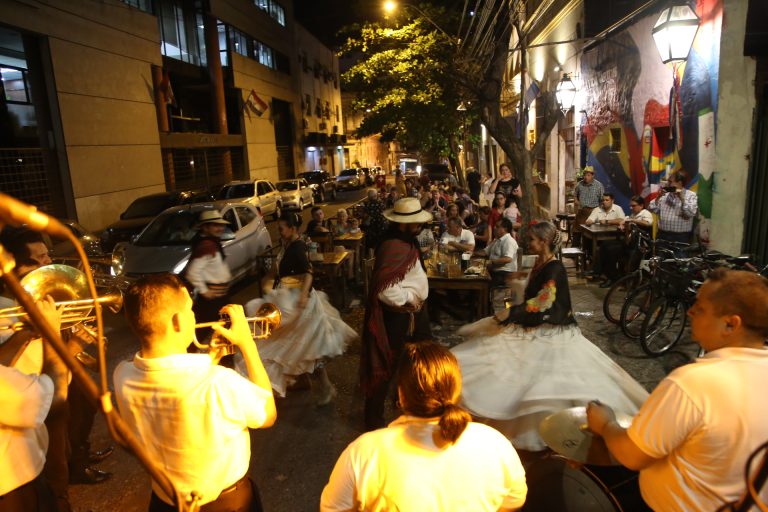 Un miércoles en la Vermutería, "Noches de folklore" - La Tribuna