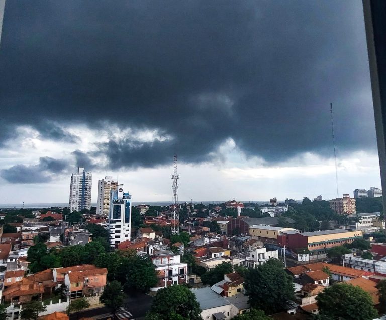 Mitad de semana caluroso y con lluvias gran parte del país