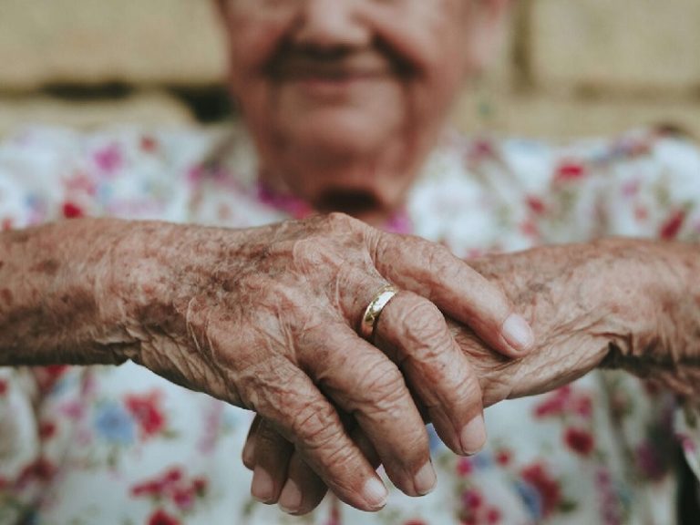 Triste, aumentan los casos de abandono de ancianos en el país