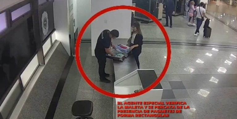 La «mula» tembló y llamó la atención del agente de la SENAD. Cayeron, ella y cinco funcionarios del aeropuerto