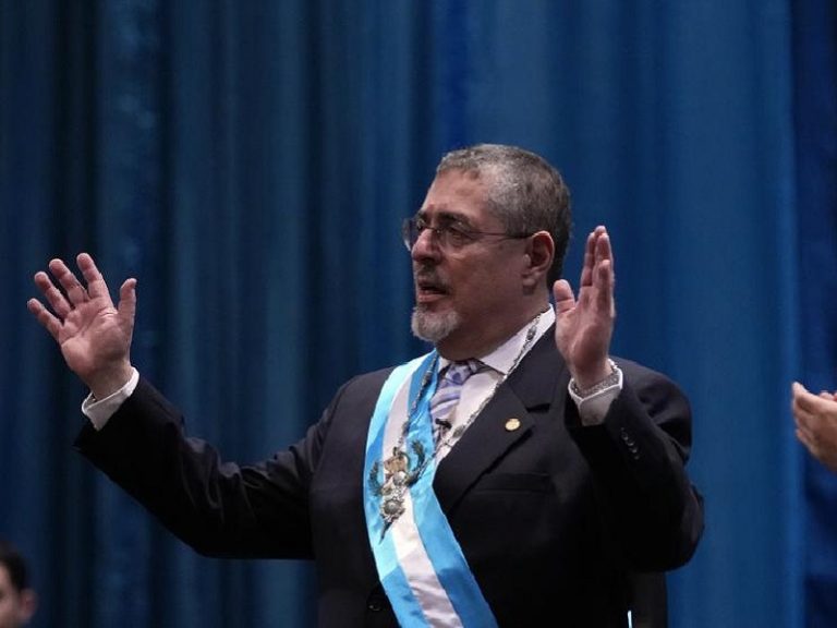 Finalmente juró el presidente guatemalteco