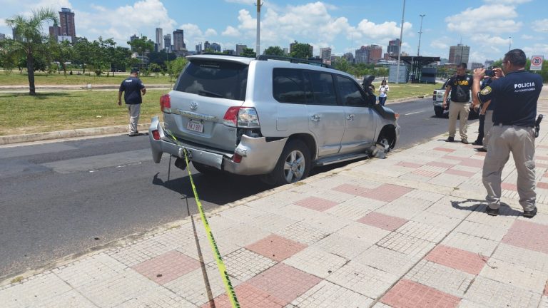 Atacan a balazos una camioneta en la costanera de Asunción