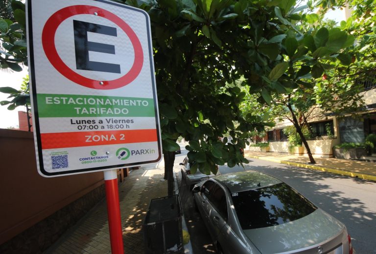 Parxin acata suspensión del estacionamiento tarifado, pero cesa temporalmente a 120 trabajadores