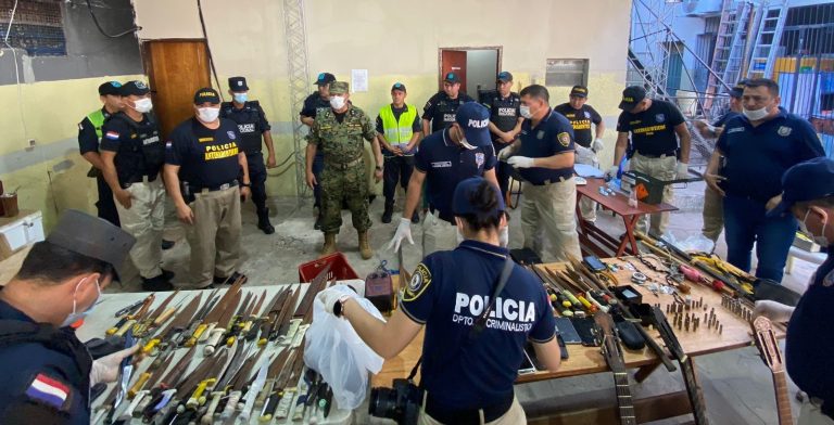 Cantidad industrial de armas blancas se fabrican en Tacumbu. Policía requisa de nuevo