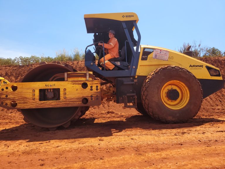 Obras viales se expanden con la mano femenina