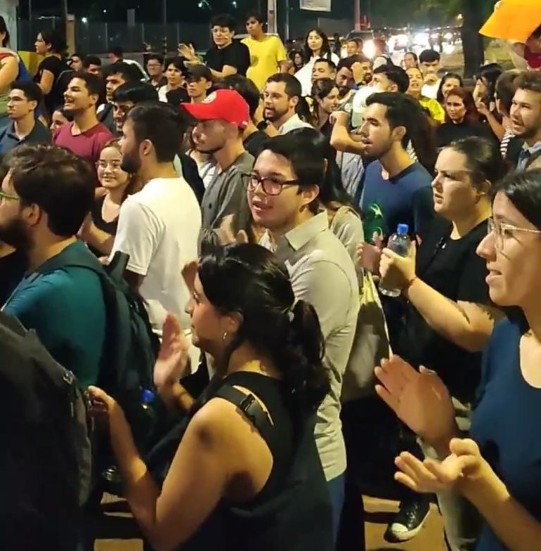 Jóvenes se manifestaron, pidieron respeto a la democracia y repudiaron la dictadura