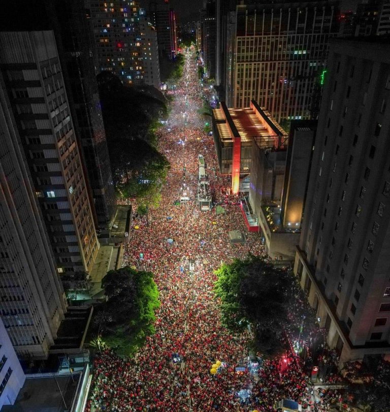 Bolsonaro hace demostración de fuerza con multitudinaria marcha