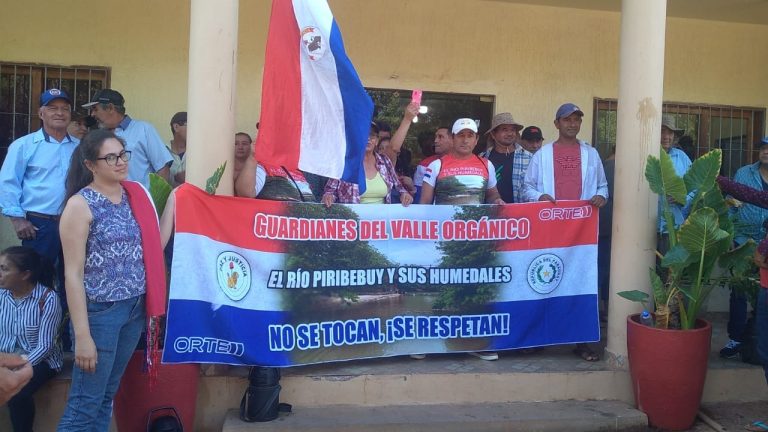 En Arroyos y Esteros toman sede municipal en protesta contra habilitación de vertedero