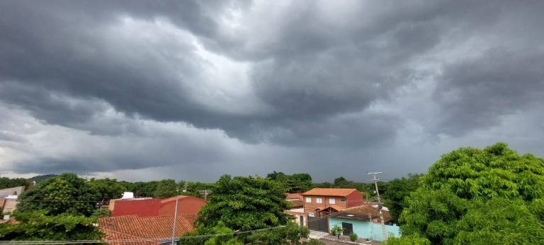 Mucho calor y chaparrones en varias zonas del país