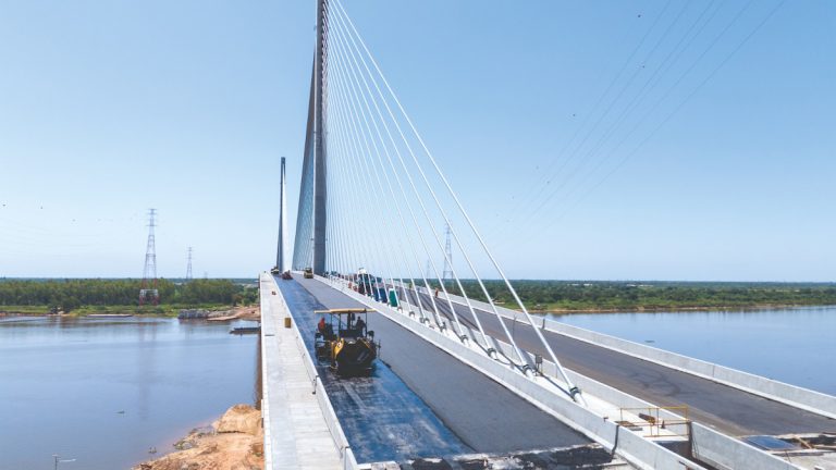 Puente Héroes del Chaco solo para vehículos livianos