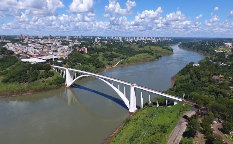 La foto muestra una vista aérea del Puente de la Amistad.