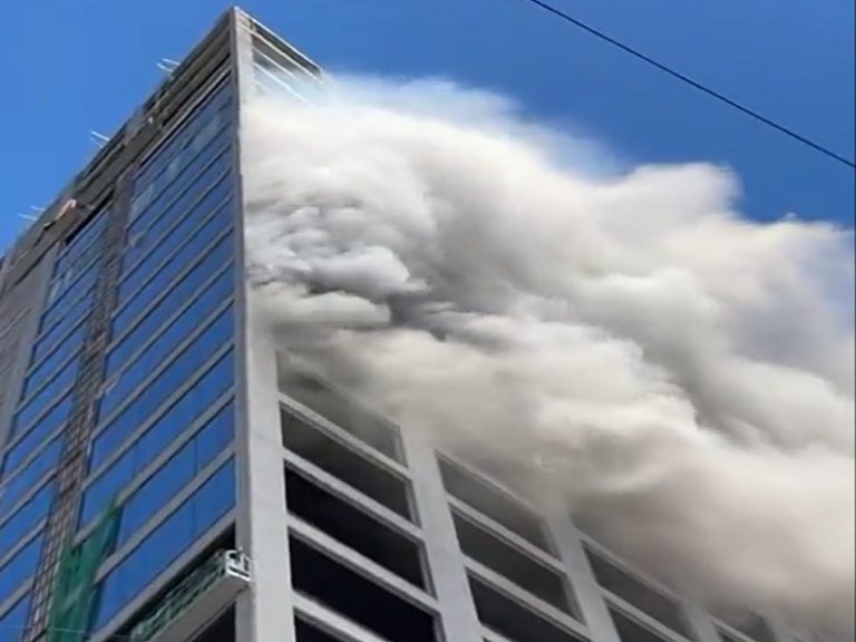 Edificio en CDE: Primer herido grave en su quinto día de incendio