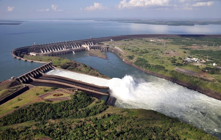 Brasil y Paraguay destraban pago temporal a empleados de Itaipú