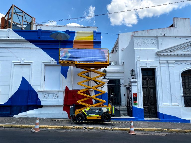 Diego Vicente transforma el Centro Cultural Juan de Salazar con un nuevo mural