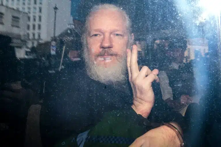 Justicia británica pide más garantías a EEUU para extraditar a Assange