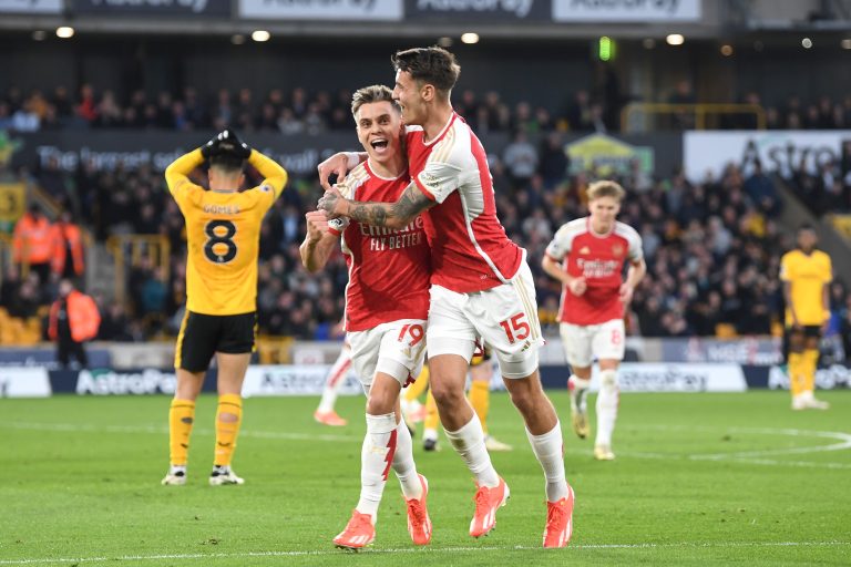 Arsenal venció al Wolves y mantiene sus esperanzas