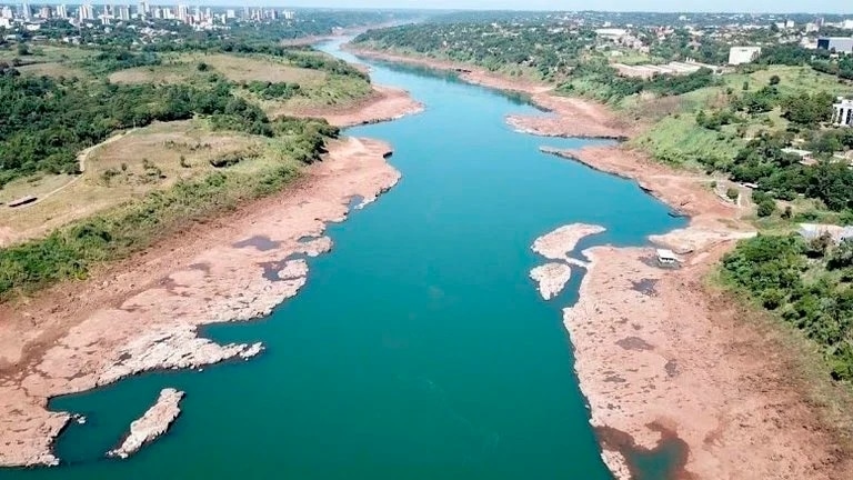 Bajante del río Paraná en Argentina afecta la navegación