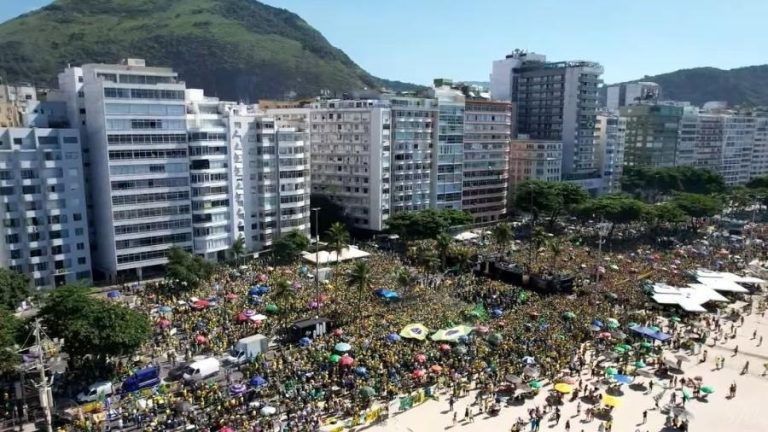 Reapareció Bolsonaro en marcha contra Lula en Río