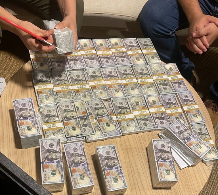 Policía detiene a cuatro colombianos que tenían una caja fuerte con USD 300.000 falsos