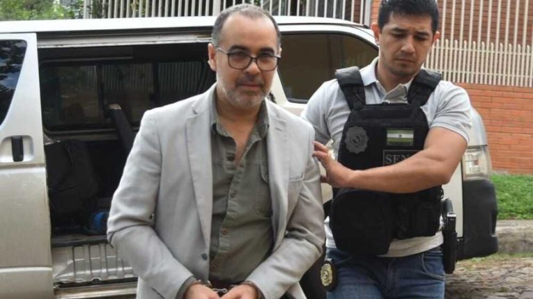 Marido de fiscala seguirá privado de su libertad