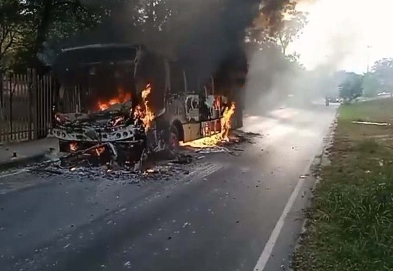 Se incendió un ómnibus frente al Botánico