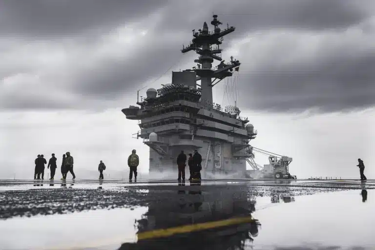 Oficiales paraguayos a bordo de portaaviones USS George Washington