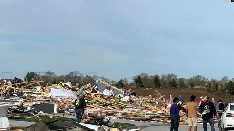 Múltiples tornados dejan dos muertos en EEUU