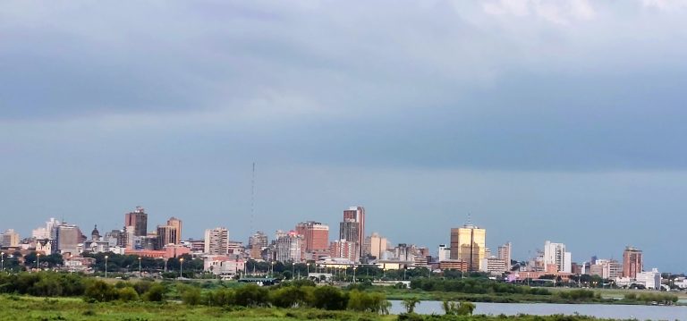 Lluvias con tormentas eléctricas moderadas a fuertes, ráfagas de vientos y ocasional caída de granizos