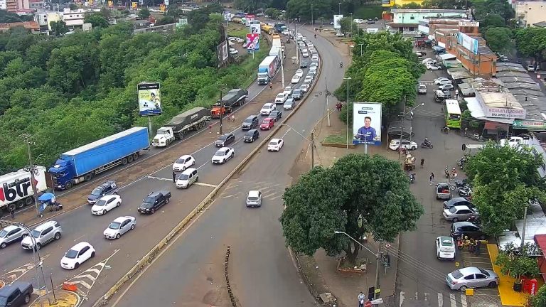 Camioneros paraguayos varados en la frontera entre Foz de Yguazú y Ciudad del Este