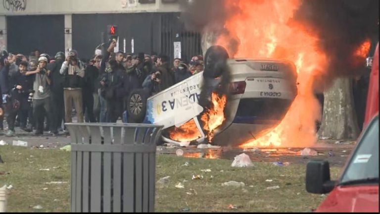 En Buenos Aires incendiaron vehículos frente al Congreso para frenar estudio de una ley