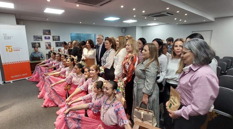 Ministerio de la Mujer realizó conversatorio internacional