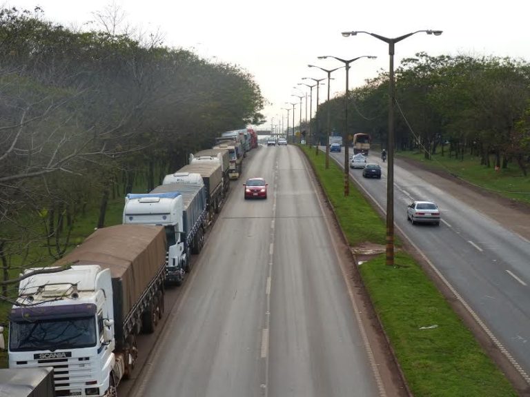 Camiones siguen varados en el Puente de la Amistad