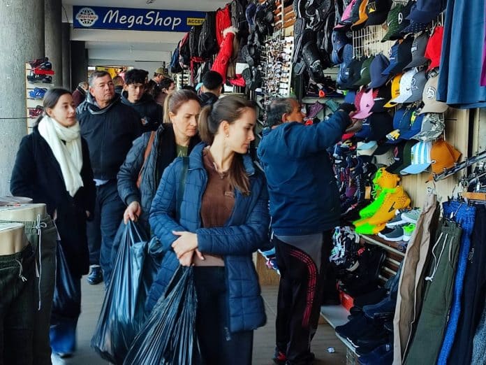 Compradores argentinos, recorriendo la zona comercial de Encarnación.