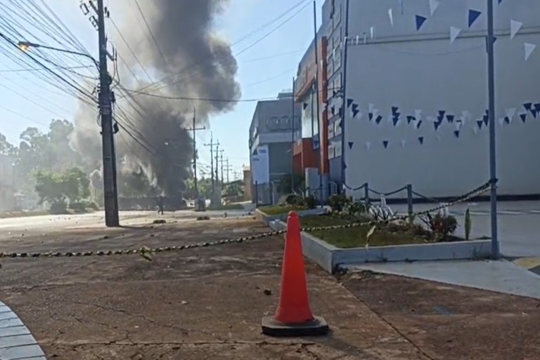 Continúa enfrentamientos entre policías y manifestantes de CDE