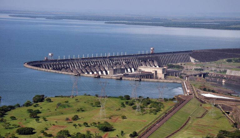 Licitan instalación de sistema solar flotante en el lago de Itaipú