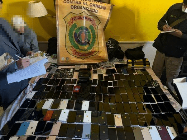 Colombiano tenía 176 celulares, casi todo IPhone, dinero, equipo electrónicos y réplica de arma