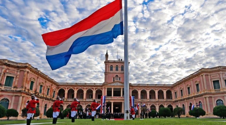 Aprobarán una ley sobre diseño, uso del pabellón de la República, escudos y sello nacional