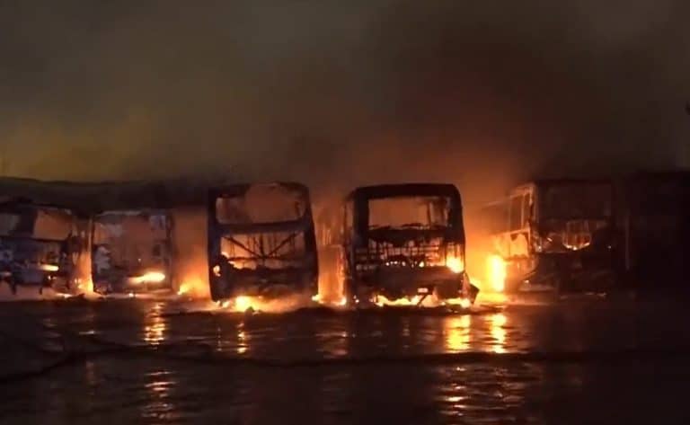 Incendio consumió parada de buses