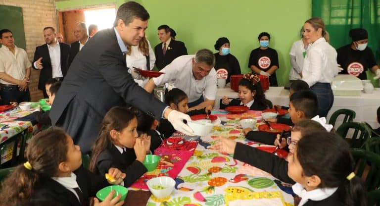 Hambre Cero: Alimento para los niños e inversiones para los pequeños empresarios