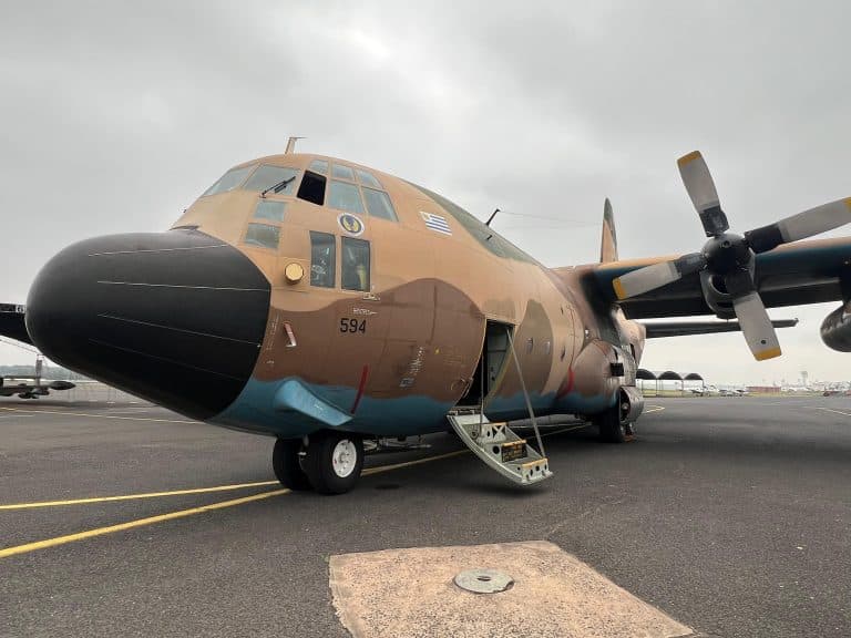 Video: Avión de Uruguay llega para combatir incendios en el Chaco