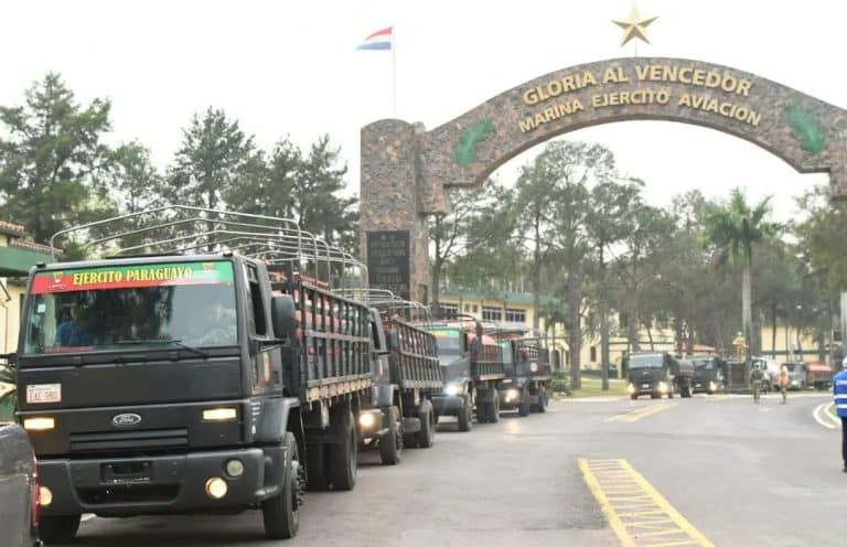 Convoy de 20 camiones transporta 270.000 litros de agua para comunidades del Chaco