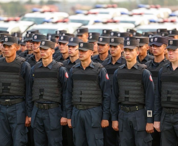 La foto muestra a uniformados de la Policía Nacional de Paraguay.