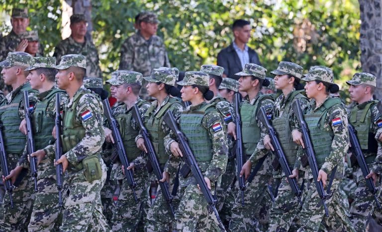 Militares paraguayos serán preparados para combatir el crimen organizado, anuncia ministro