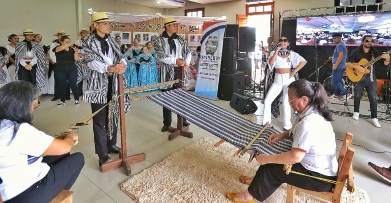 Cancillería entregó a Cultura el certificado de inscripción del Poncho de 60 listas a la UNESCO