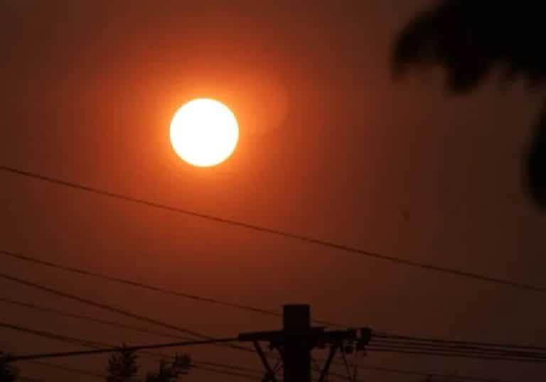 Sigue la bruma a causa del humo y el ambiente caluroso