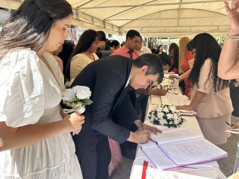 Casarse frente al Panteón de los Héroes y en masa es la nueva onda