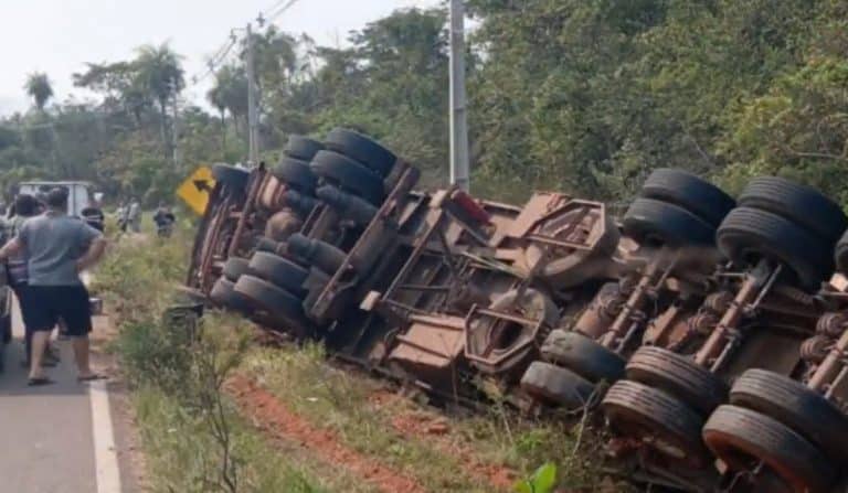 Imprudencia y sobrecarga resultó en el vuelco de otro camión