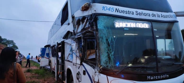 Video: Grave accidente en Caacupé afectó a bus de larga distancia