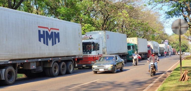 Comerciantes de Ciudad del Este piden solución definitiva al embotellamiento latente en Puente de la Amistad