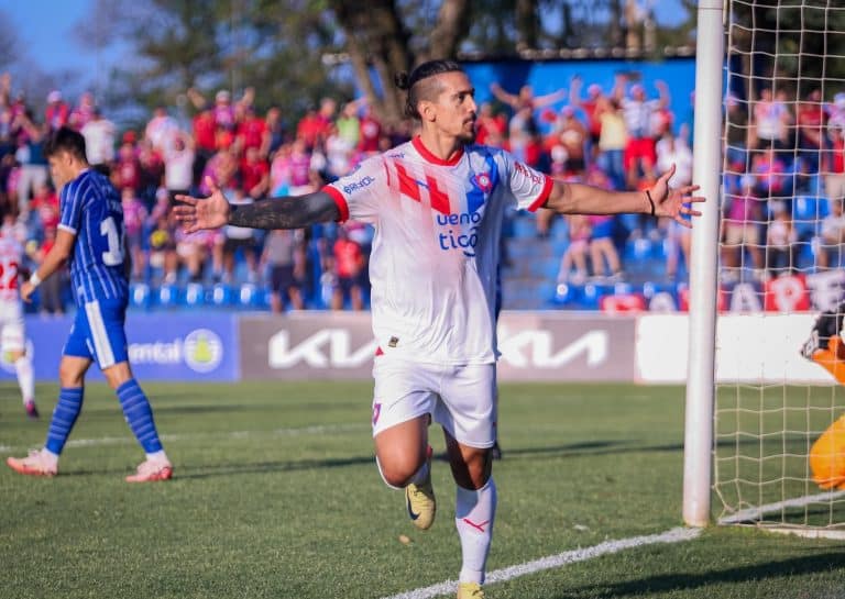 Se ve a Francisco Da Costa festejando luego de marcar el gol de la victoria de Cerro Porteño frente a Sol de América.